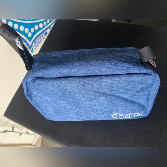 NWOT Toiletry travel case blue - Picture 4 of 5